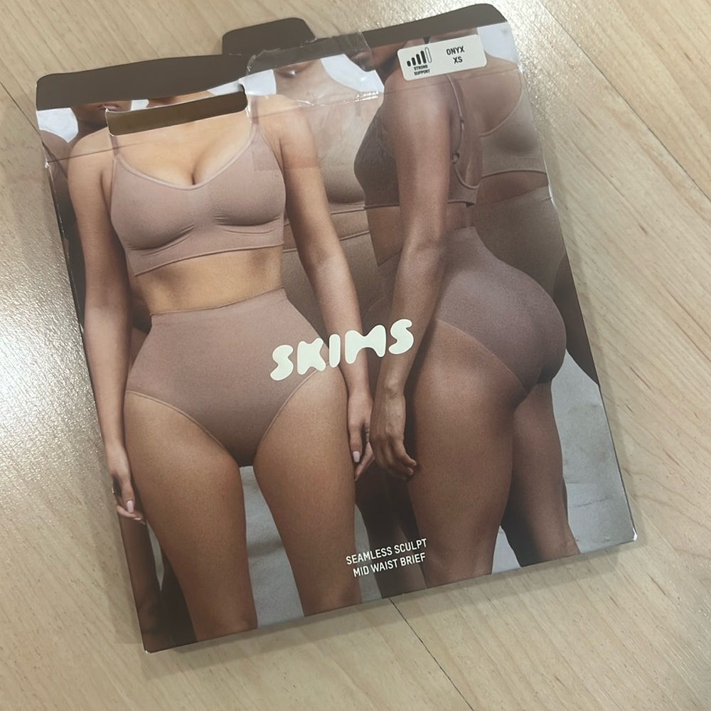 Skims mid waist brief